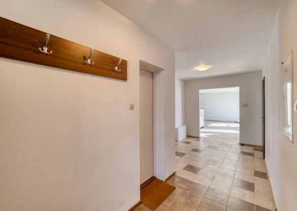 Na predaj priestranný 5-izbový rodinný dom v Ružinove s kanceláriou, pozemkom a dvojgarážou