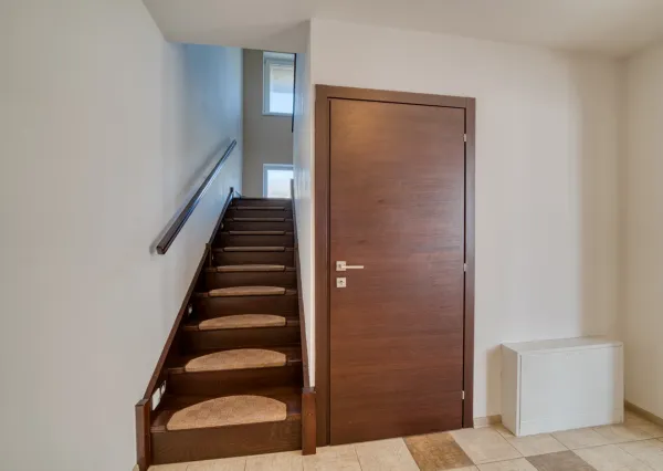 Na predaj priestranný 5-izbový rodinný dom v Ružinove s kanceláriou, pozemkom a dvojgarážou