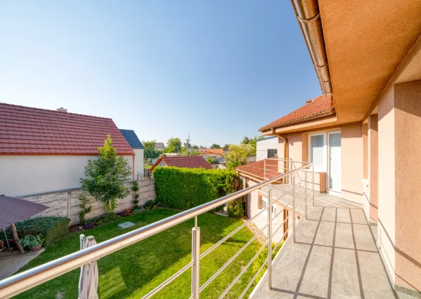Na predaj priestranný 5-izbový rodinný dom v Ružinove s kanceláriou, pozemkom a dvojgarážou