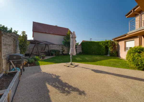 Na predaj priestranný 5-izbový rodinný dom v Ružinove s kanceláriou, pozemkom a dvojgarážou