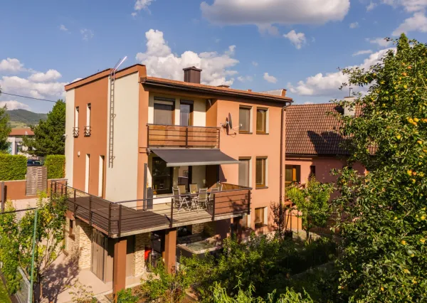 Na predaj priestranný rodinný 6-izb dom s bazénom, garážou a letnou kuchyňou