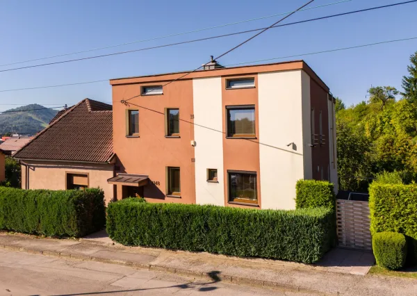 Na predaj priestranný rodinný 6-izb dom s bazénom, garážou a letnou kuchyňou