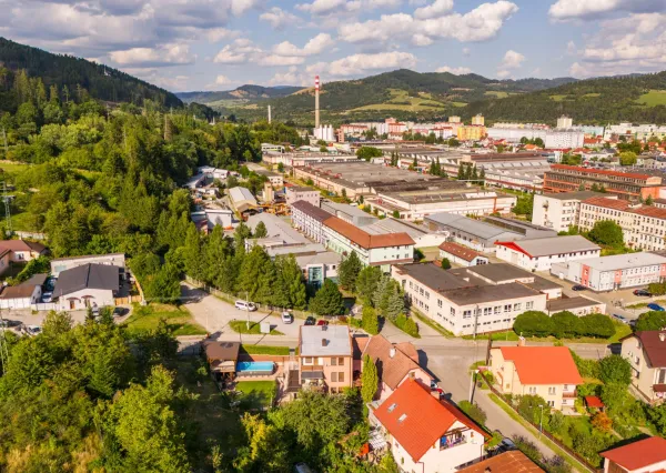 Na predaj priestranný rodinný 6-izb dom s bazénom, garážou a letnou kuchyňou