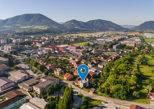 Na predaj priestranný rodinný 6-izb dom s bazénom, garážou a letnou kuchyňou