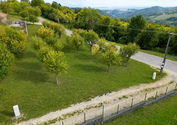 Na predaj stavebný rekreačný pozemok pod Vršatcom – Horné Dúžavy, Vršatské Podhradie