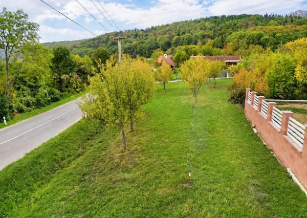 Na predaj stavebný rekreačný pozemok pod Vršatcom – Horné Dúžavy, Vršatské Podhradie