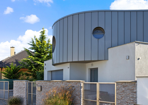 Na predaj nadštandardný rodinný dom s jedinečnou architektúrou v Bernolákove