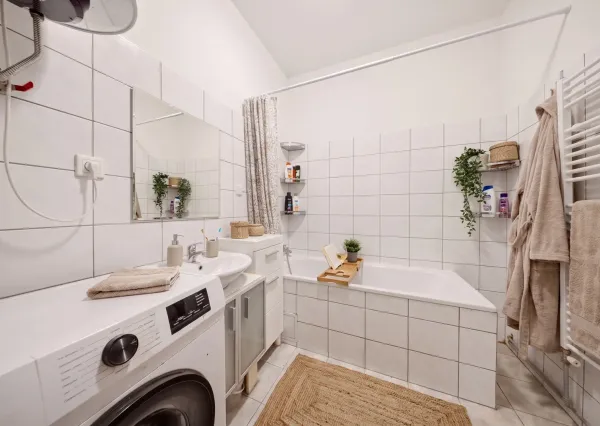 Na predaj priestranný 2-izbový byt s parkovaním v Hlohovci