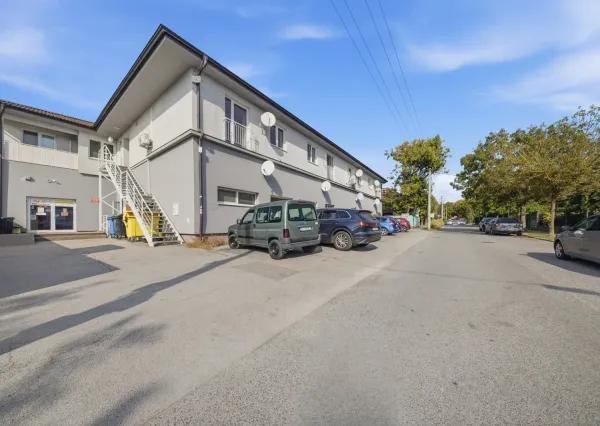 Na predaj priestranný 2-izbový byt s parkovaním v Hlohovci