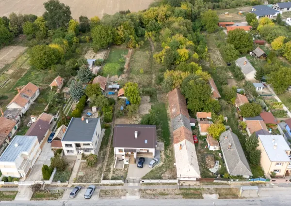 Na predaj rovinatý stavebný pozemok s potenciálom výstavby vo Vrábľoch – Horný Oháj