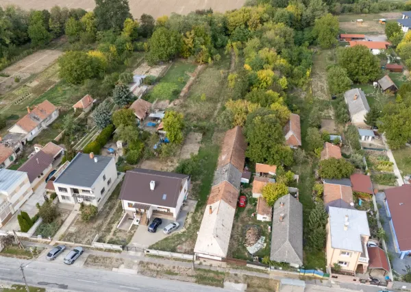 Na predaj rovinatý stavebný pozemok s potenciálom výstavby vo Vrábľoch – Horný Oháj