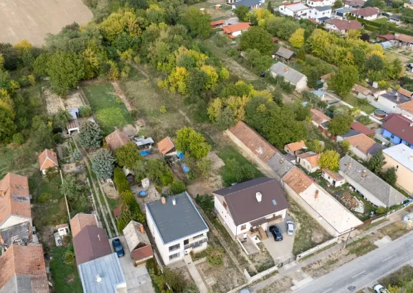 Na predaj rovinatý stavebný pozemok s potenciálom výstavby vo Vrábľoch – Horný Oháj