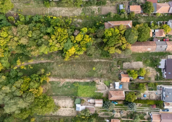 Na predaj rovinatý stavebný pozemok s potenciálom výstavby vo Vrábľoch – Horný Oháj