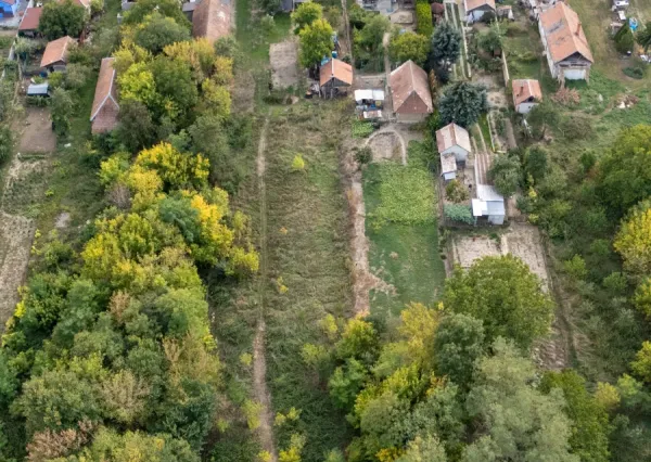 Na predaj rovinatý stavebný pozemok s potenciálom výstavby vo Vrábľoch – Horný Oháj