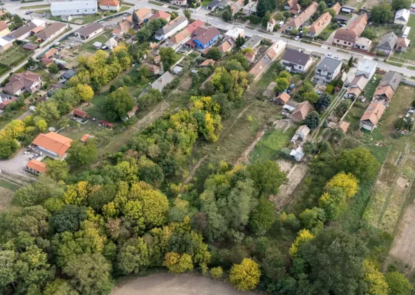 Na predaj rovinatý stavebný pozemok s potenciálom výstavby vo Vrábľoch – Horný Oháj