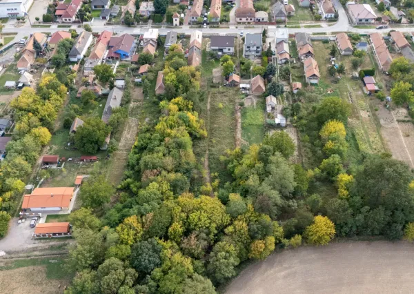 Na predaj rovinatý stavebný pozemok s potenciálom výstavby vo Vrábľoch – Horný Oháj