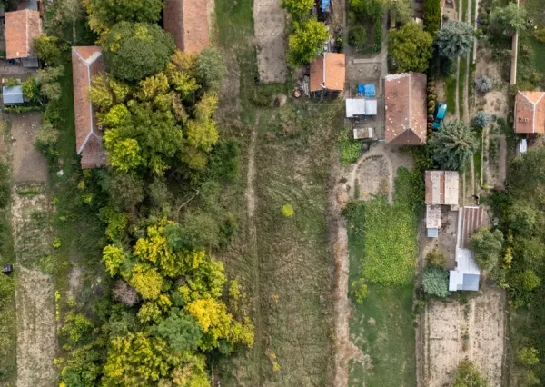 Na predaj rovinatý stavebný pozemok s potenciálom výstavby vo Vrábľoch – Horný Oháj