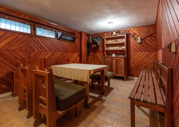 Na predaj priestranný 6-izbový rodinný dom s krytým bazénom a garážou v Šamoríne