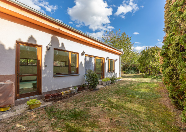 Na predaj priestranný 6-izbový rodinný dom s krytým bazénom a garážou v Šamoríne