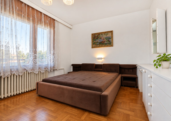 Na predaj priestranný 6-izbový rodinný dom s krytým bazénom a garážou v Šamoríne