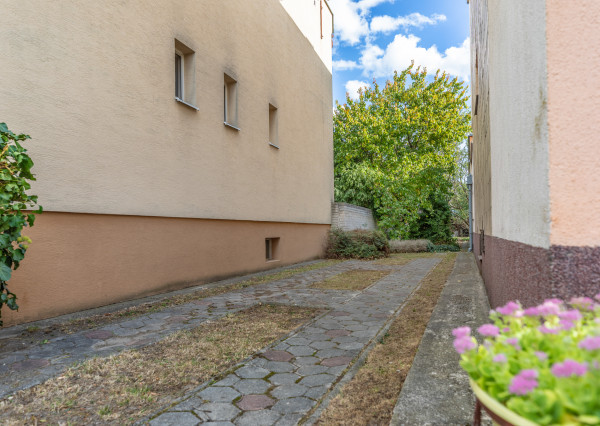 Na predaj priestranný 6-izbový rodinný dom s krytým bazénom a garážou v Šamoríne