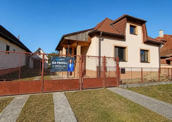 Na predaj priestranný 6-izbový rodinný dom po kompletnej rekonštrukcii v Skačanoch