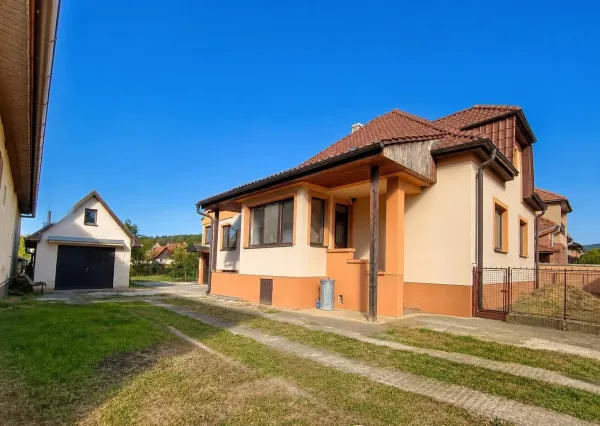 Na predaj priestranný 6-izbový rodinný dom po kompletnej rekonštrukcii v Skačanoch