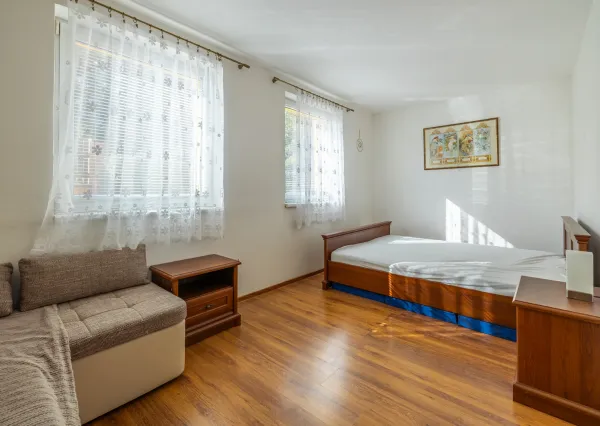 Na predaj priestranný 4-izbový rodinný dom s veľkým pozemkom v Čižaticiach