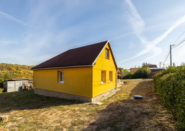 Na predaj priestranný 4-izbový rodinný dom s veľkým pozemkom v Čižaticiach
