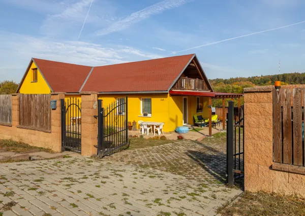 Na predaj priestranný 4-izbový rodinný dom s veľkým pozemkom v Čižaticiach