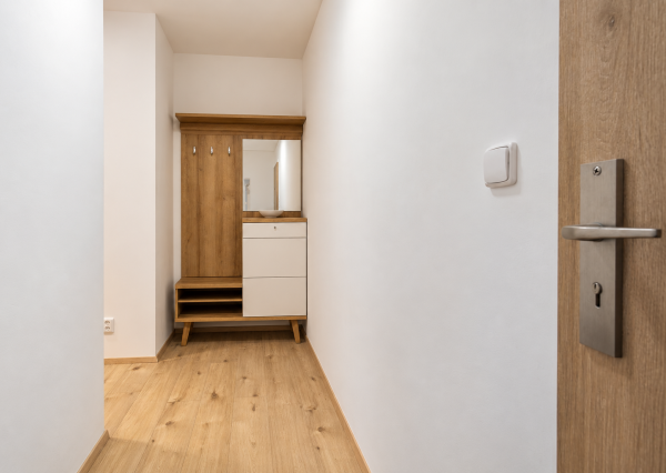 Na prenájom slnečný 2-izbový byt s balkónom a garážovým státím v Poprade – Merťuky