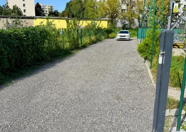 Lukratívna ponuka: Na predaj 4 vonkajšie oplotené parkovacie státia – Ružinov, Vavrínová ulica