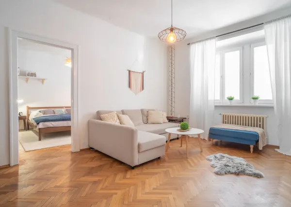 Na prenájom štýlový a priestranný 3,5 izbový byt v centre mesta/ Stylish and spacious 3.5-room apartment for rent in the Old Town