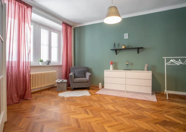 Na prenájom štýlový a priestranný 3,5 izbový byt v centre mesta/ Stylish and spacious 3.5-room apartment for rent in the Old Town