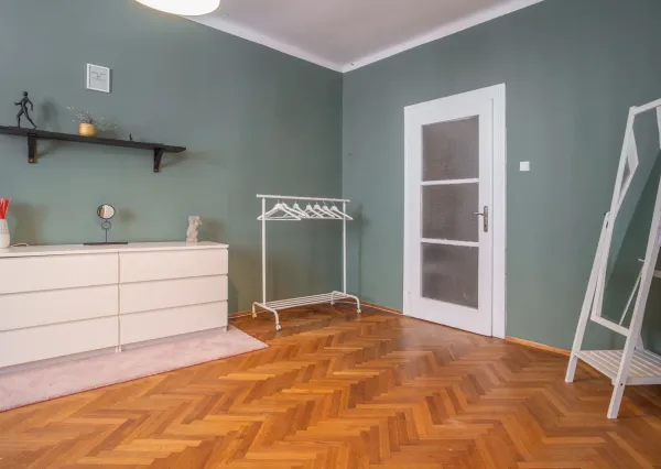 Na prenájom štýlový a priestranný 3,5 izbový byt v centre mesta/ Stylish and spacious 3.5-room apartment for rent in the Old Town