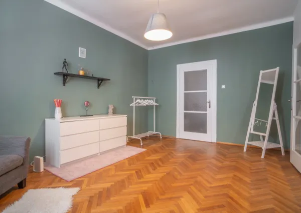 Na prenájom štýlový a priestranný 3,5 izbový byt v centre mesta/ Stylish and spacious 3.5-room apartment for rent in the Old Town