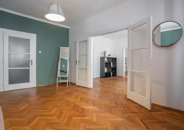 Na prenájom štýlový a priestranný 3,5 izbový byt v centre mesta/ Stylish and spacious 3.5-room apartment for rent in the Old Town