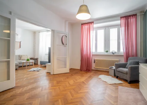 Na prenájom štýlový a priestranný 3,5 izbový byt v centre mesta/ Stylish and spacious 3.5-room apartment for rent in the Old Town