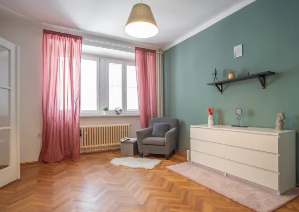 Na prenájom štýlový a priestranný 3,5 izbový byt v centre mesta/ Stylish and spacious 3.5-room apartment for rent in the Old Town
