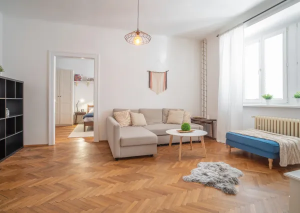 Na prenájom štýlový a priestranný 3,5 izbový byt v centre mesta/ Stylish and spacious 3.5-room apartment for rent in the Old Town