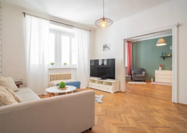 Na prenájom štýlový a priestranný 3,5 izbový byt v centre mesta/ Stylish and spacious 3.5-room apartment for rent in the Old Town