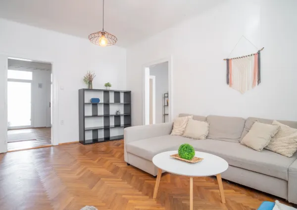 Na prenájom štýlový a priestranný 3,5 izbový byt v centre mesta/ Stylish and spacious 3.5-room apartment for rent in the Old Town