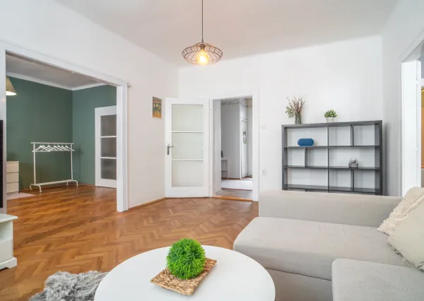 Na prenájom štýlový a priestranný 3,5 izbový byt v centre mesta/ Stylish and spacious 3.5-room apartment for rent in the Old Town