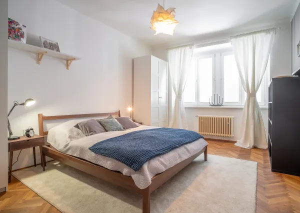 Na prenájom štýlový a priestranný 3,5 izbový byt v centre mesta/ Stylish and spacious 3.5-room apartment for rent in the Old Town