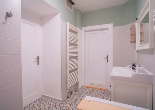 Na prenájom štýlový a priestranný 3,5 izbový byt v centre mesta/ Stylish and spacious 3.5-room apartment for rent in the Old Town