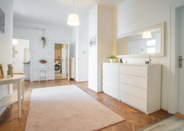 Na prenájom štýlový a priestranný 3,5 izbový byt v centre mesta/ Stylish and spacious 3.5-room apartment for rent in the Old Town