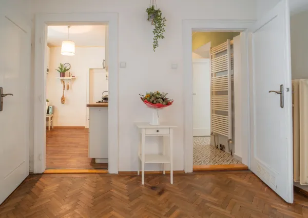 Na prenájom štýlový a priestranný 3,5 izbový byt v centre mesta/ Stylish and spacious 3.5-room apartment for rent in the Old Town