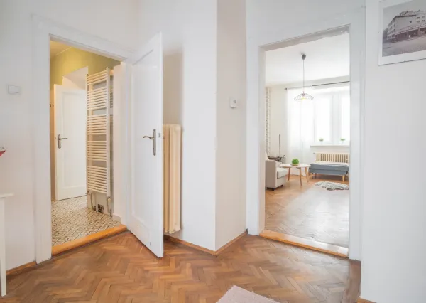 Na prenájom štýlový a priestranný 3,5 izbový byt v centre mesta/ Stylish and spacious 3.5-room apartment for rent in the Old Town