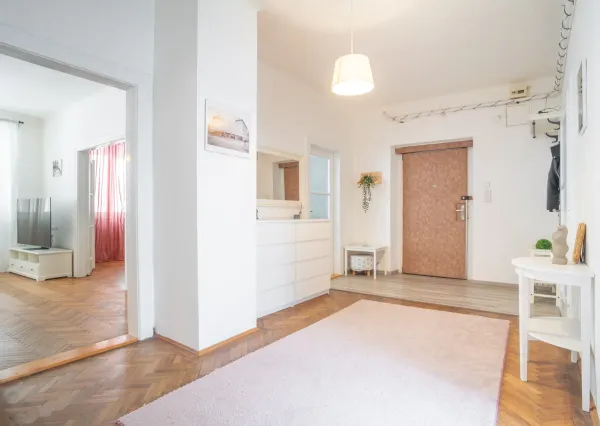 Na prenájom štýlový a priestranný 3,5 izbový byt v centre mesta/ Stylish and spacious 3.5-room apartment for rent in the Old Town