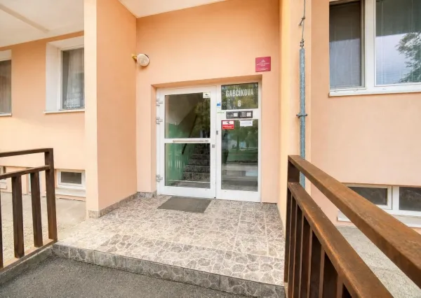 Na predaj kompletne zrekonštruovaný 3,5-izbový byt s loggiou, Gabčíkova, Karlova Ves – Bratislava